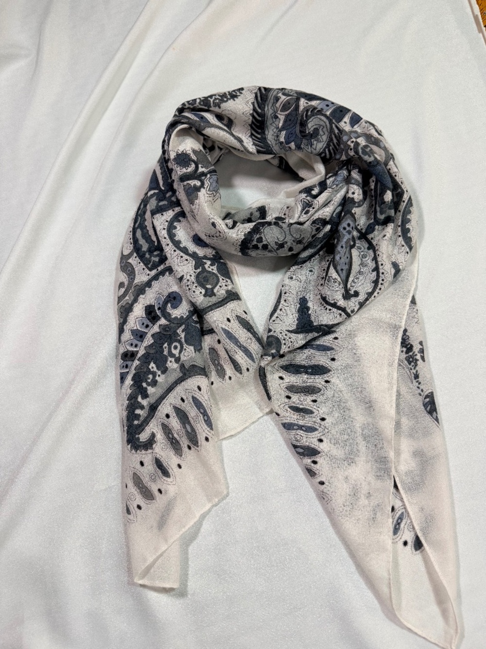 BEECHTREE Women’s Paisley Scarf White Gray Blue Lightweight NWT 30 x 83